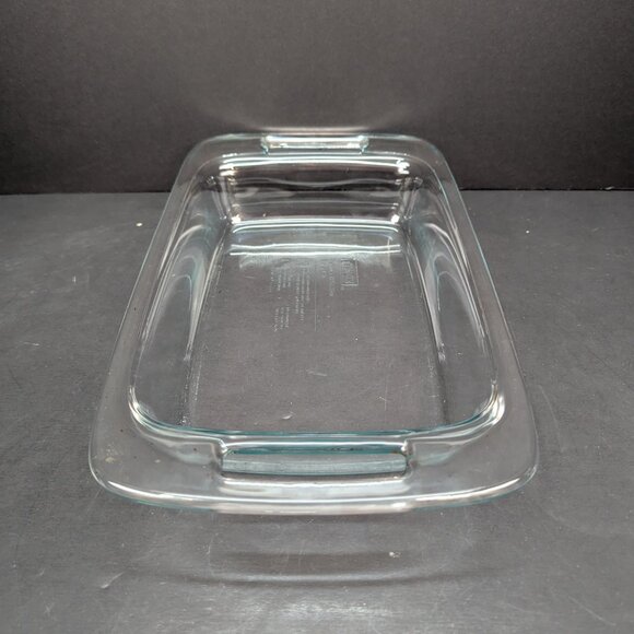 Pyrex 7 x 11 inch Clear Glass Blue Tint Baking Dish with Handles 2 Qt 1.9L - Picture 2 of 7